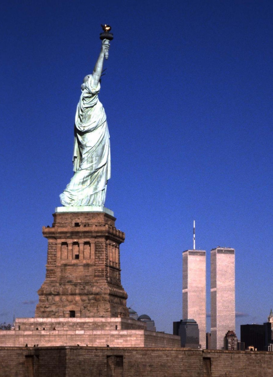 Статуя Свободы на фоне башен «близнецов» в Нью-Йорке. Фотография из открытого источника. 