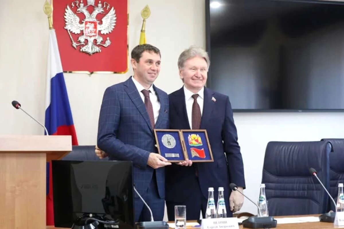    С вступлением в должность Сергея Петрина поздравил спикер городского парламента Владимир Ходырев.