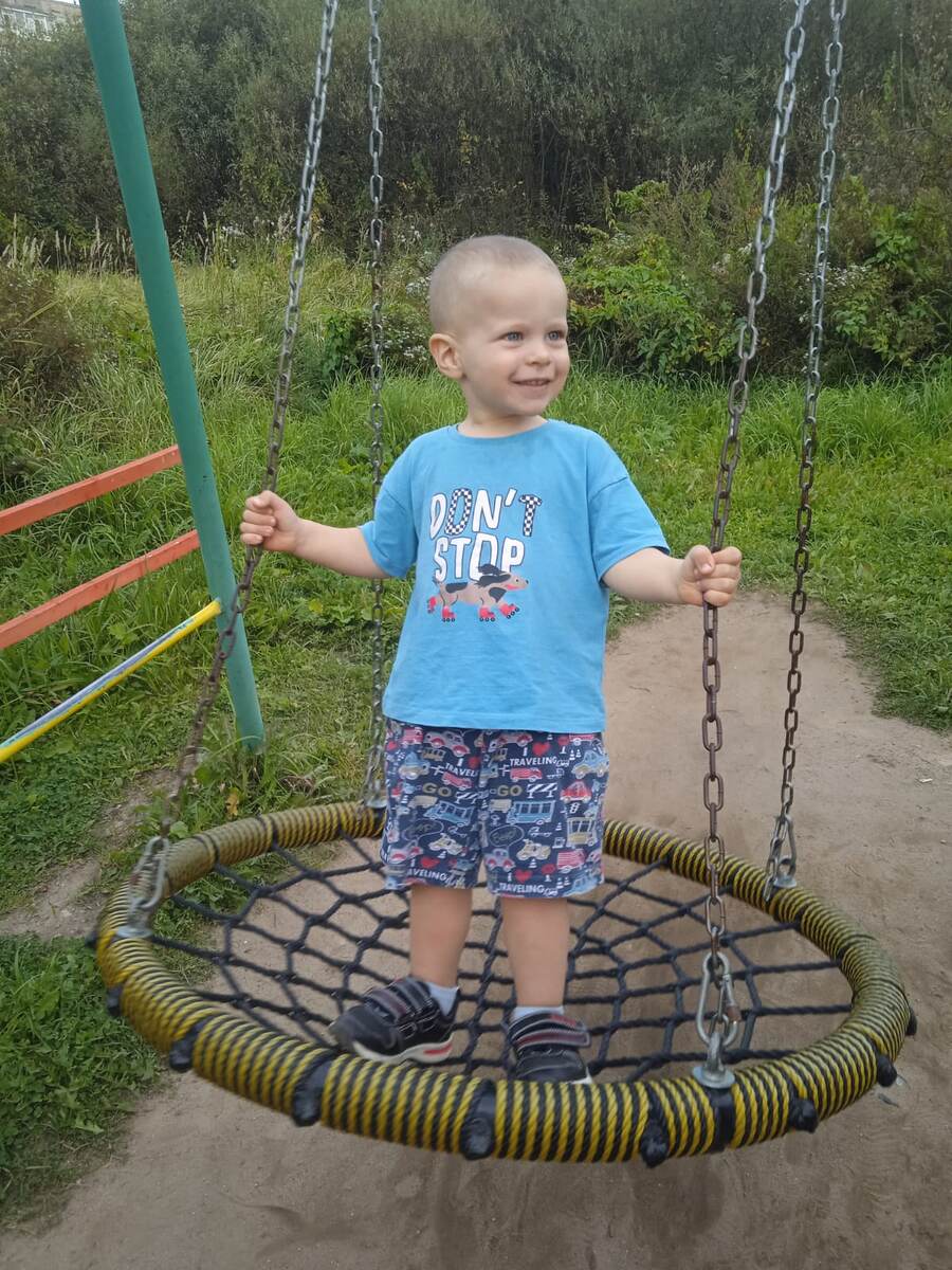 На детской площадке возле бабушкиного дома