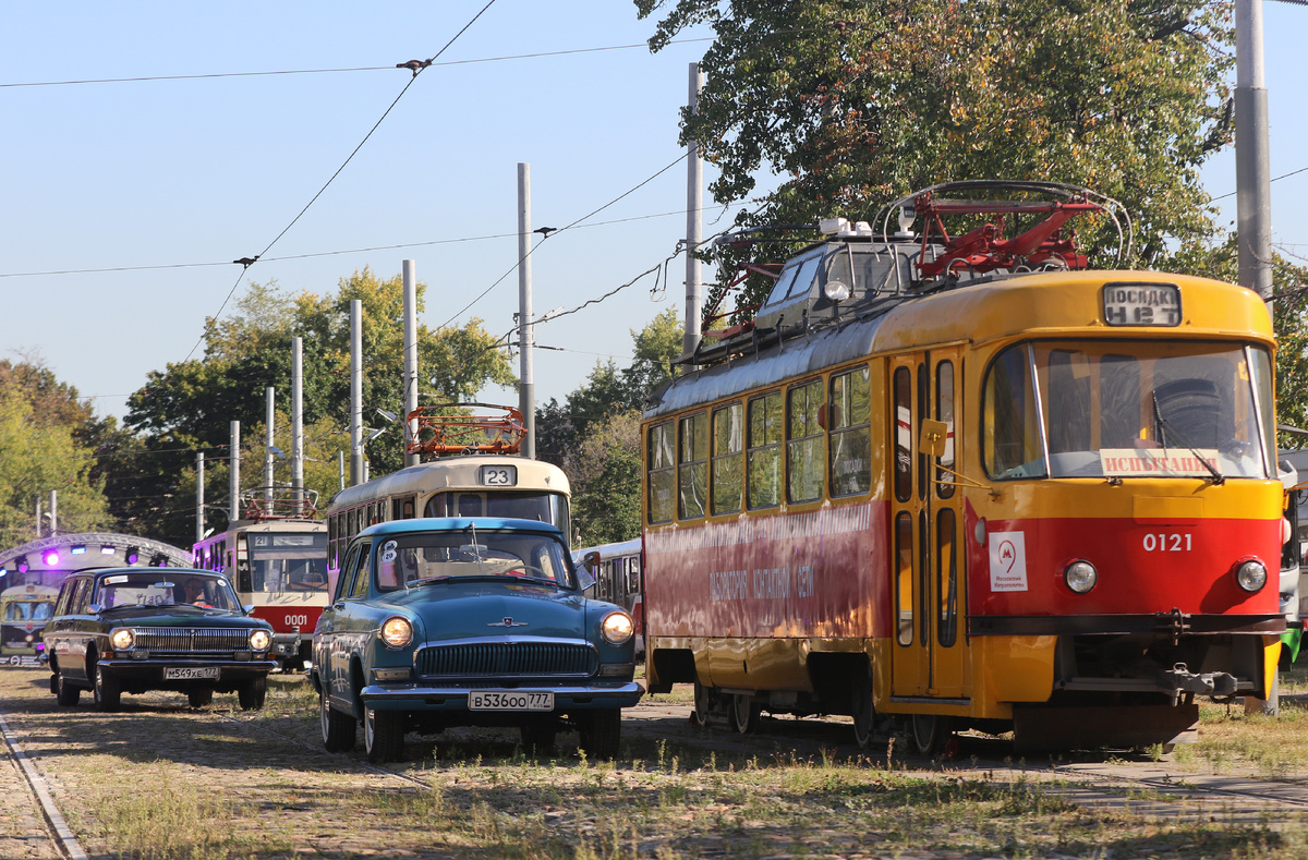 трамваи и автомобили музея ГОН ФСО России в депо имени Баумана