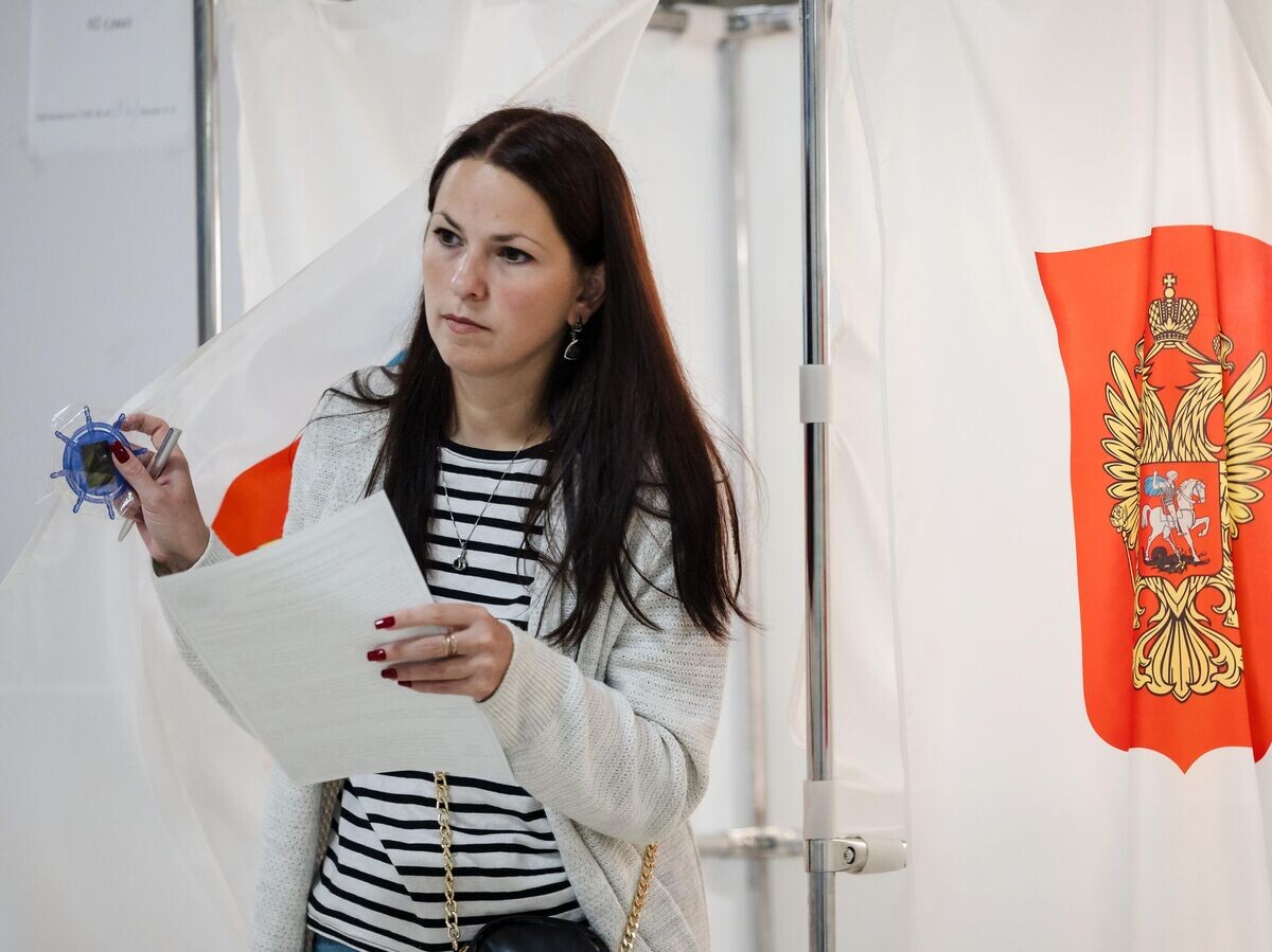    Голосование на выборах губернатора Мурманской области в Мурманске© РИА Новости / Дмитрий Дубов