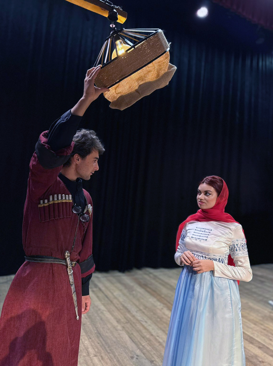 Фрагмент из спектакля «Сандро». Фото автора.