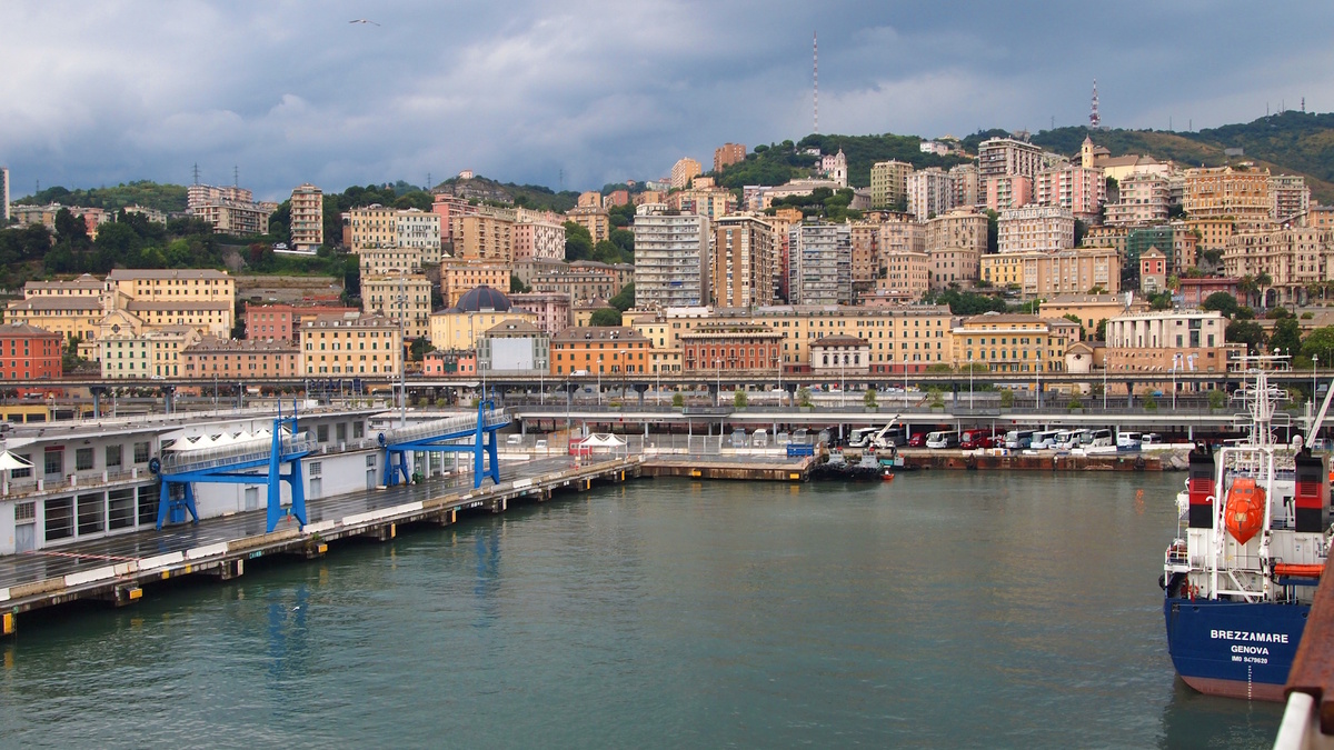Панорама Генуи со стороны порта. Фото - собственность автора статьи.  