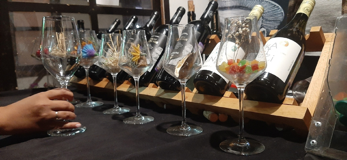 В центре винная выставка. За 700 рублей можно продегустировать 6 недорогих вин. Я не стала