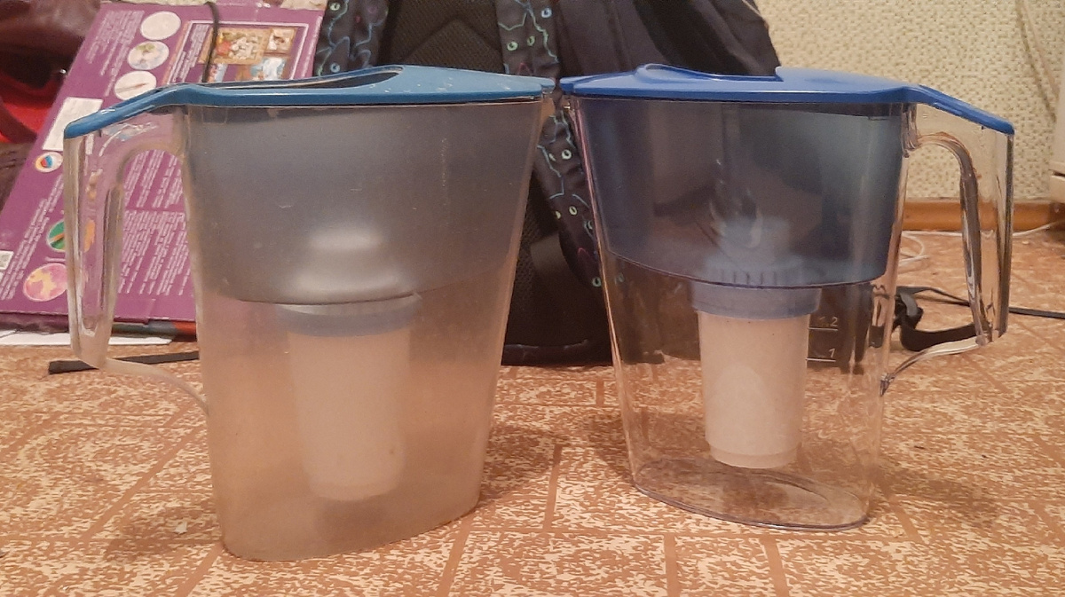 У нового крышка цельная, и нужно ее каждый раз снимать. Не очень удобно