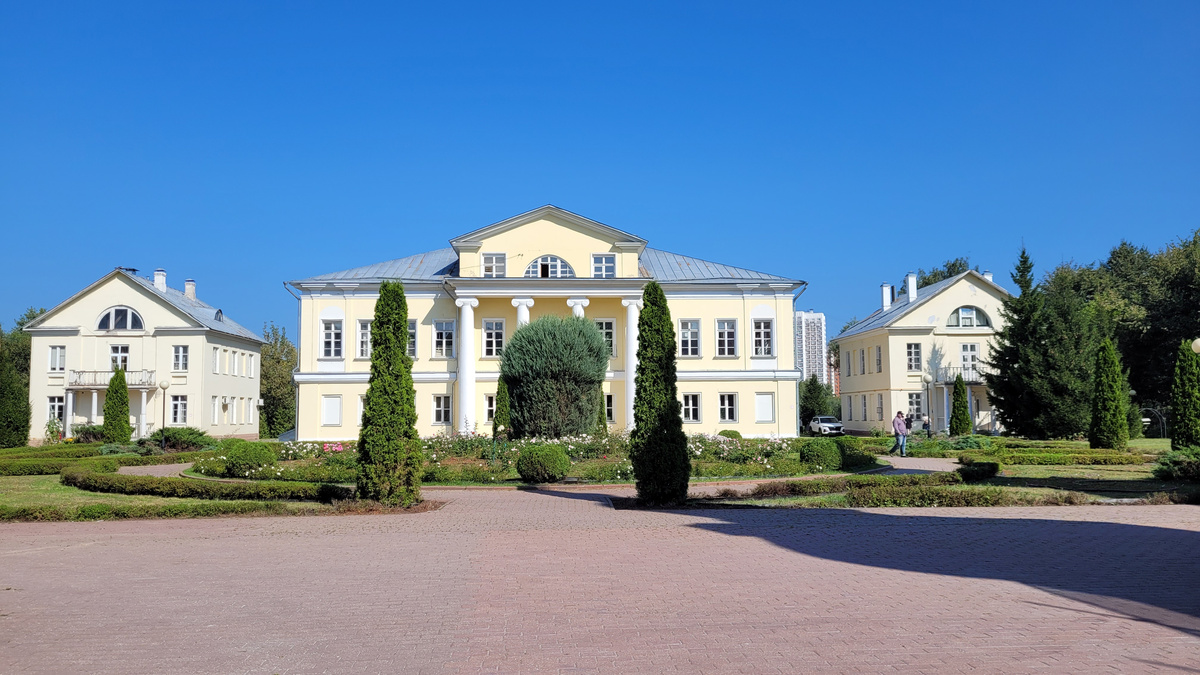 Вид на усадьбу Свиблово. Троицкая церковь находится напротив господского дома