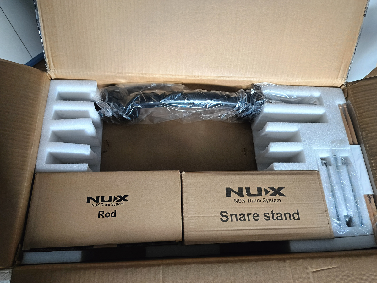 В общей коробке трубки с держателями для сборки рамы, а также держатели для тарелок и подставка для малого барабана.