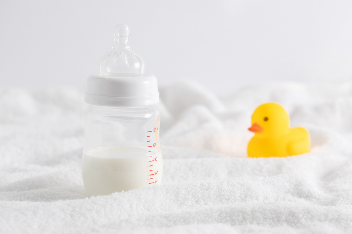 https://ru.freepik.com/free-photo/closeup-bottle-full-milk-duck-toy-white-surface_19102948.htm#fromView=search&page=1&position=1&uuid=fac33ce0-8eb7-407e-afce-a50f6cff407b