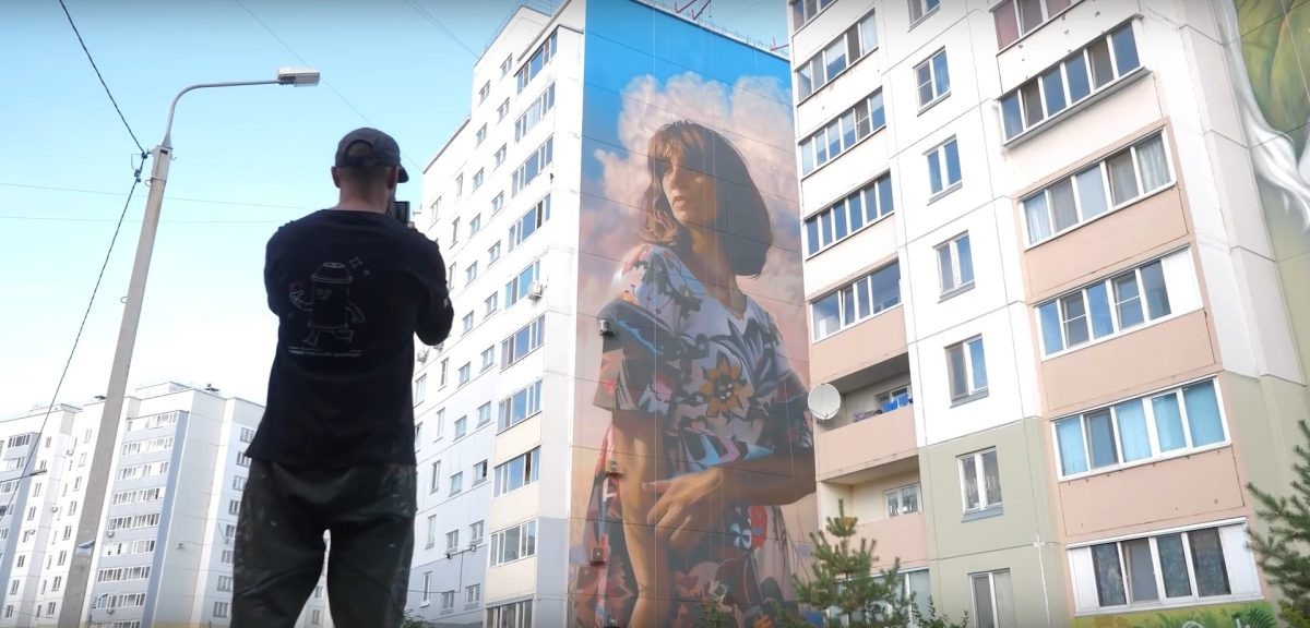    Изображение девушки появилось на фасаде десятиэтажного дома в жилом квартале