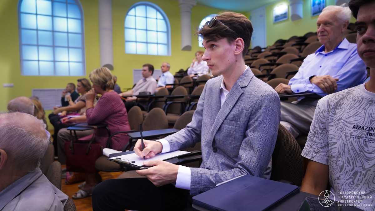Преподаватели фундаментальных дисциплин. Преподаватели фундаментальных дисциплин. Фото учителя у доски. Преподаватели фундаментальных дисциплин. Преподаватели фундаментальных дисциплин.