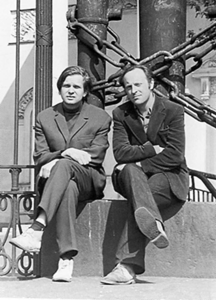 Томас Венцлова и Иосиф Бродский 3 июня 1972 года, у ограды Спасо-Преображенского собора,, накануне отъезда поэта из СССР.  (Фото В. Полякова)