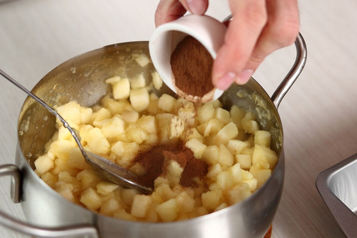 Корица придает яблочному варенью мягкую сладость. Источник: Shutterstock📷
