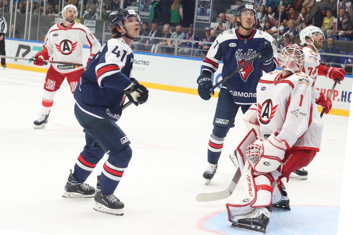    Кирилл Воронин и Денис Ян по разу огорчили вратаря «Автомобилиста» Владимира Галкина