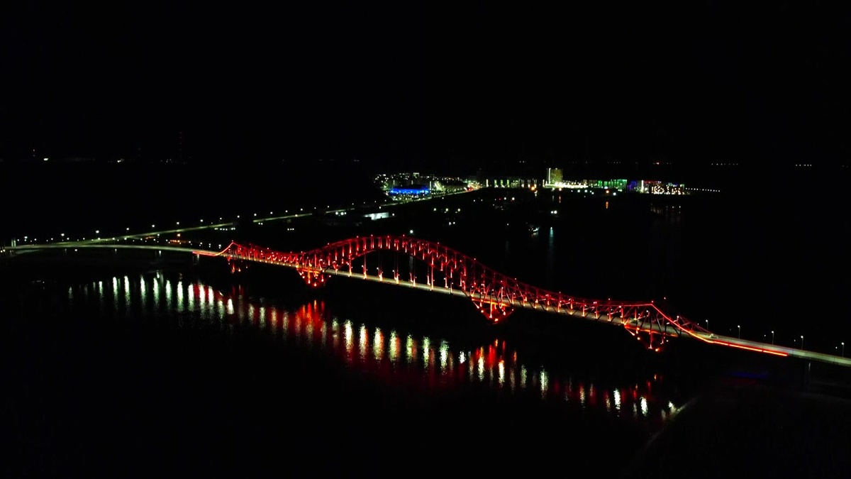    Мост «Красный дракон» к 20-летию сменил подсветку
