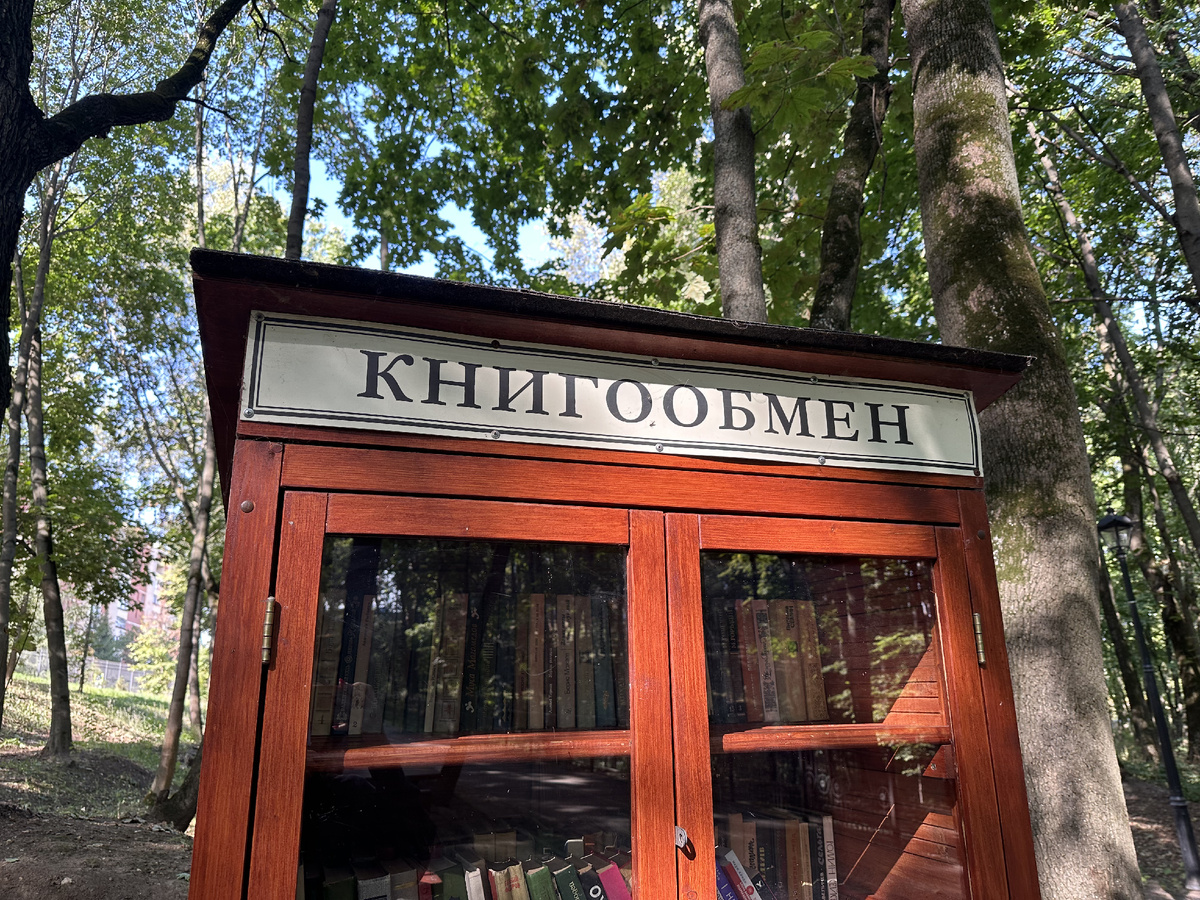 Шкафчик достаточно большой. В нем 5 полок.