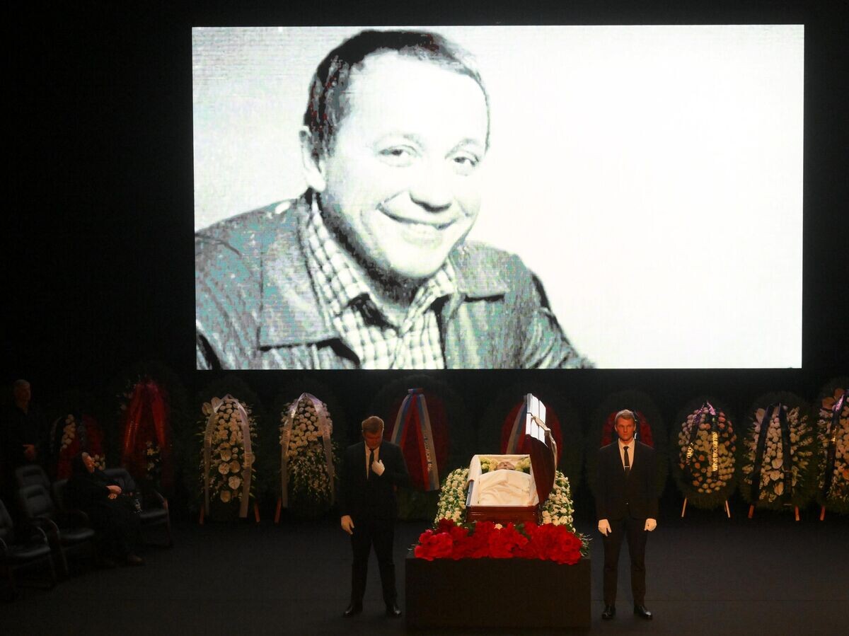    Гроб с телом телеведущего Александра Маслякова во время гражданской панихиды в "Планете КВН"© РИА Новости / Илья Питалев