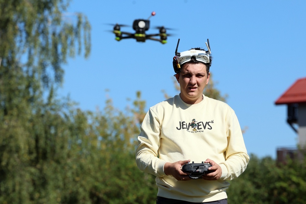    Николай Яшин управляет гоночным дроном, который он собрал сам в доме солдатского сердца. / Олеся Курпяева