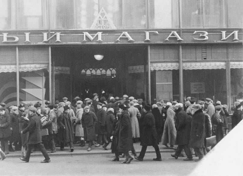 У входа в «Мосторг», фотография 1931 года