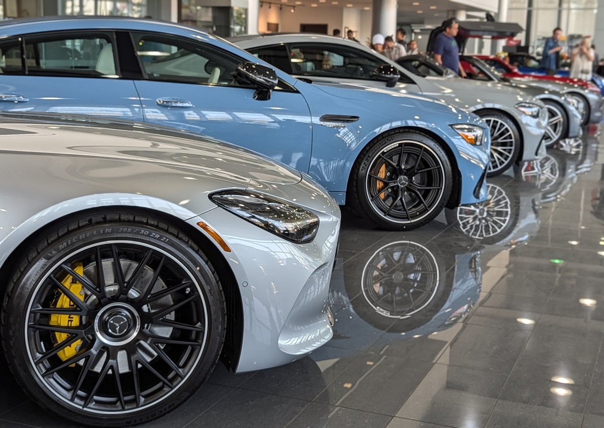    Когда-то американцы любили устраивать выставки одной марки. В 50−60-х General Motors колесила по штатам, показывая потенциальным покупателям товар лицом.Нечто подобное решили повторить в Ванкувере, где только-только прошла выставка, посвященная одному бренду. Это Mercedes-Benz. Шоу получилось разносторонним. Конечно, здесь были и современные модели Mercedes-Benz, но наибольший интерес вызвали другие машины.