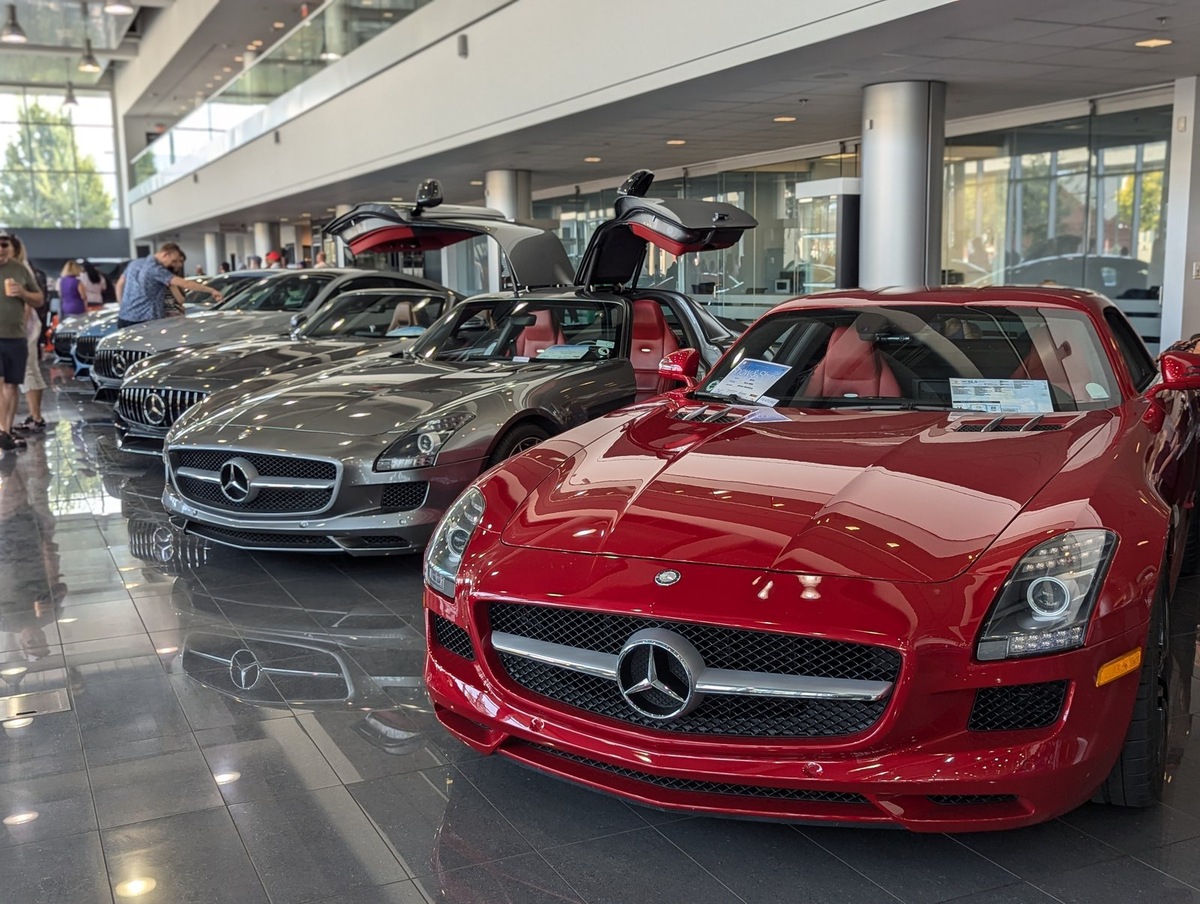    Например, этот SLS-класс. Главная фишка кузова С197 — подъемные двери типа «крыло чайки».