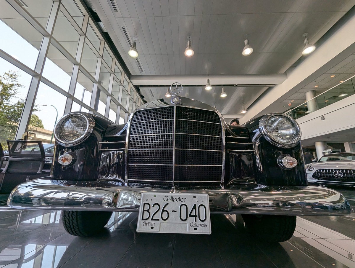    Не самый удачный ракурс, но седан послевоенной «понтонной» серии угадывается даже отсюда.