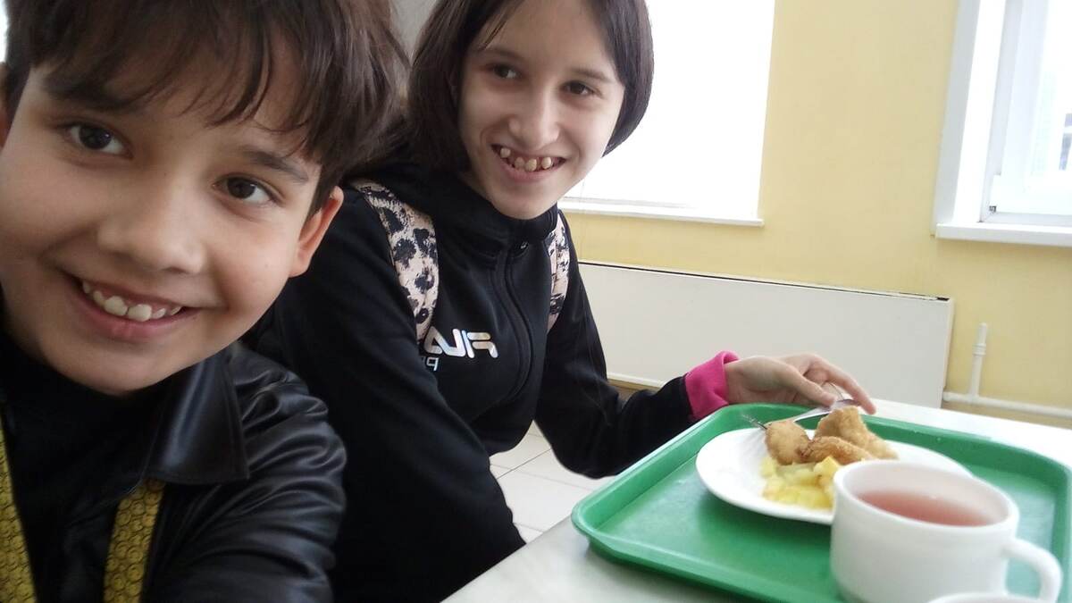 Митя и Настя встретились в школе во время обеда. Теперь я знаю, что Настя берет на обед