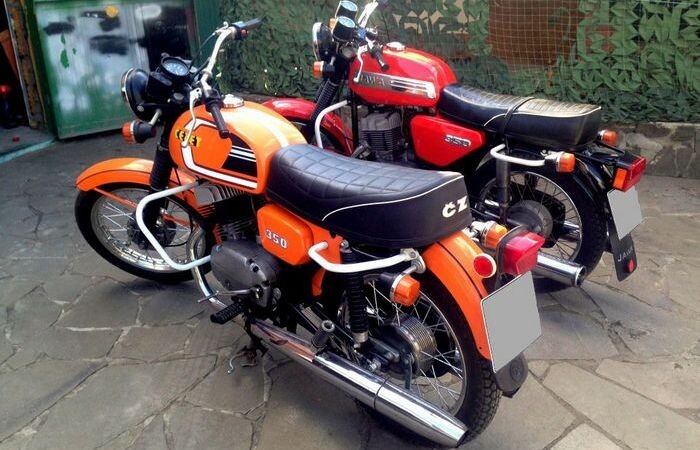 Чехия по сей день производит неплохие мотоциклы. А в годы холодной войны Чехословакия поставляла до 90% мотоциклетной продукции в Советский Союз. Чешские мотоциклы в стране любили. Среди них были и такие известные модели, как Ява-350 и Чезет-350. На первый взгляд оба дорожных мотоцикла абсолютно одинаковые. Визуально у двух 350-х не так уж много отличий, однако на самом деле все не так просто, как может показаться на первый взгляд.