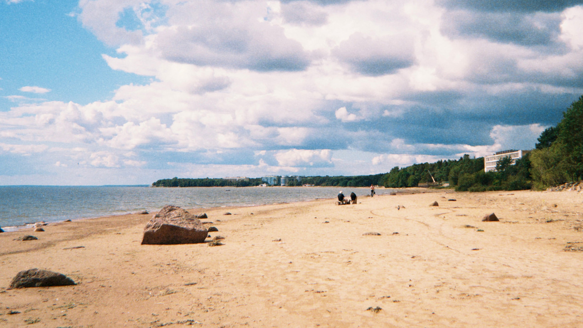 Вы с лёгкостью отыщете чистые пляжи, окружённые живописными соснами, старинные дачи, новомодные особняки, красивые экотропы и средневековые города с финским прошлым.