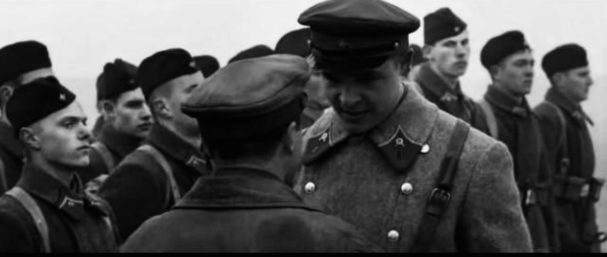 На этом кадре есть двое моих товарищей, которые снялись в картине