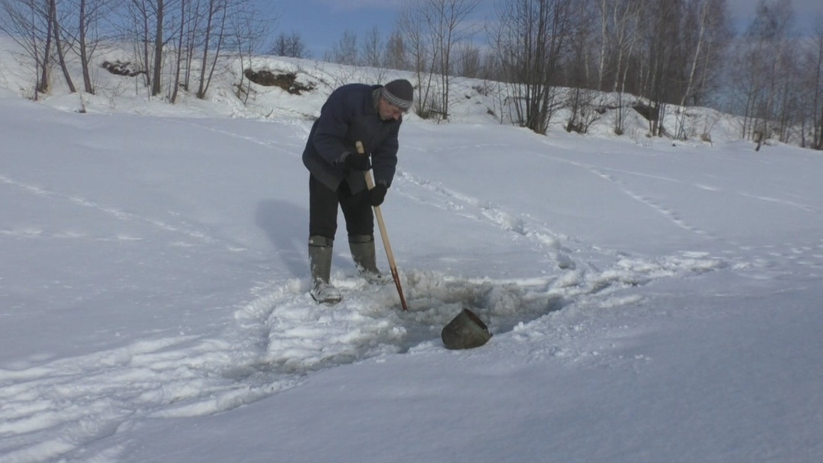 Сначала орудовали только пешней...