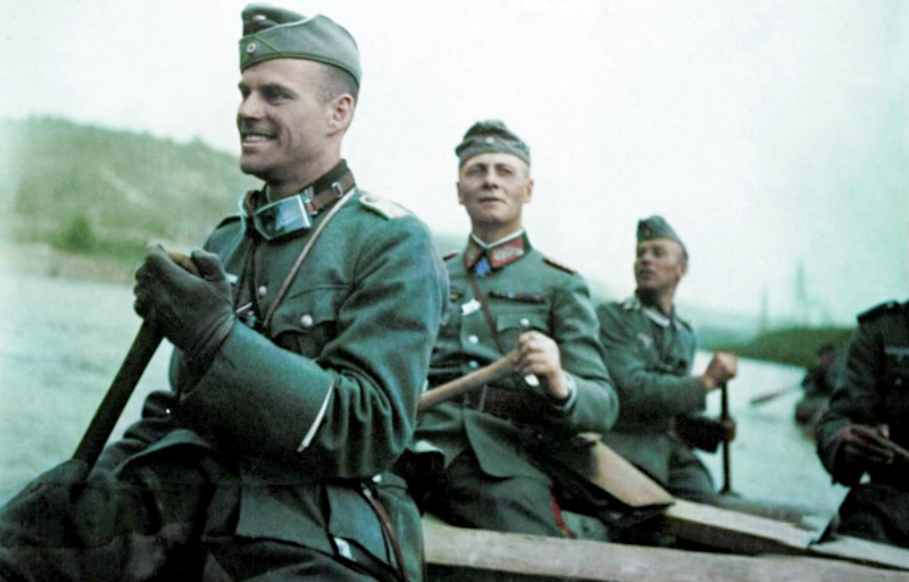 Роммель со своим штабом переправляется через реку Маас.