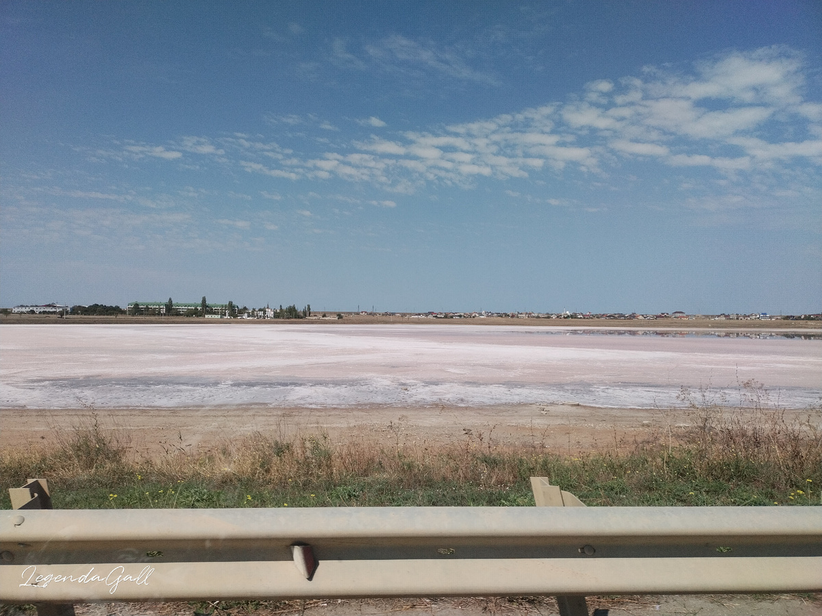 По дороге проезжали соленое озеро Аджиголь