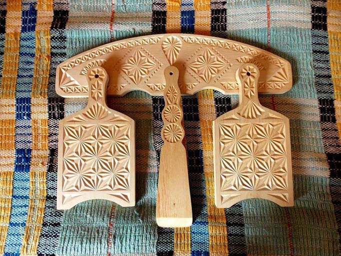 Набор из двух разделочных досок и одной лопатки. Фото и резьба автора.