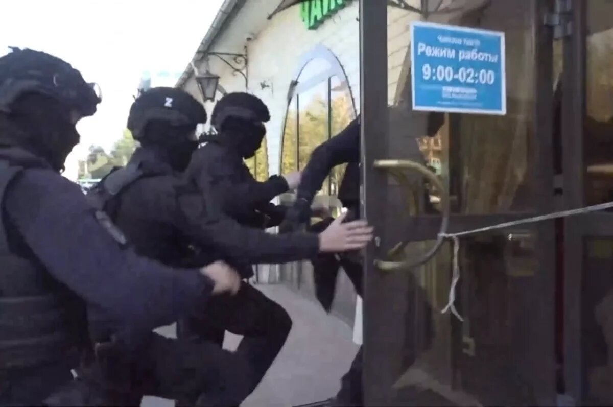    Ни денег, ни земли.