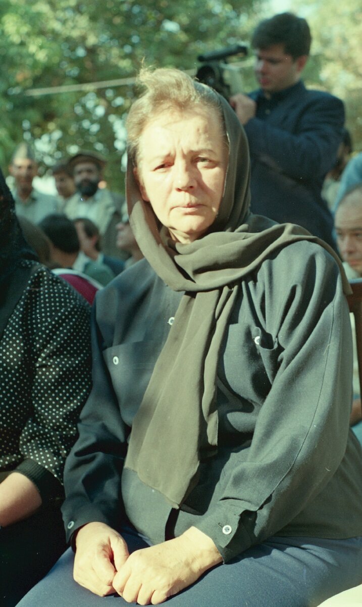 Анна Давыдовна Горбунова, мама пропавшего без вести бойца спецназа Евгения Горбунова. Снимок сделан во время посещения Пакистана активистками "Надежды" - родителями пропавших без вести солдат. Летом и осенью 1989 г. рабочие делегации "Надежды" работали в Афганистане и Пакистане. На заднем плане Артём Боровик настраивает видео камеру. 