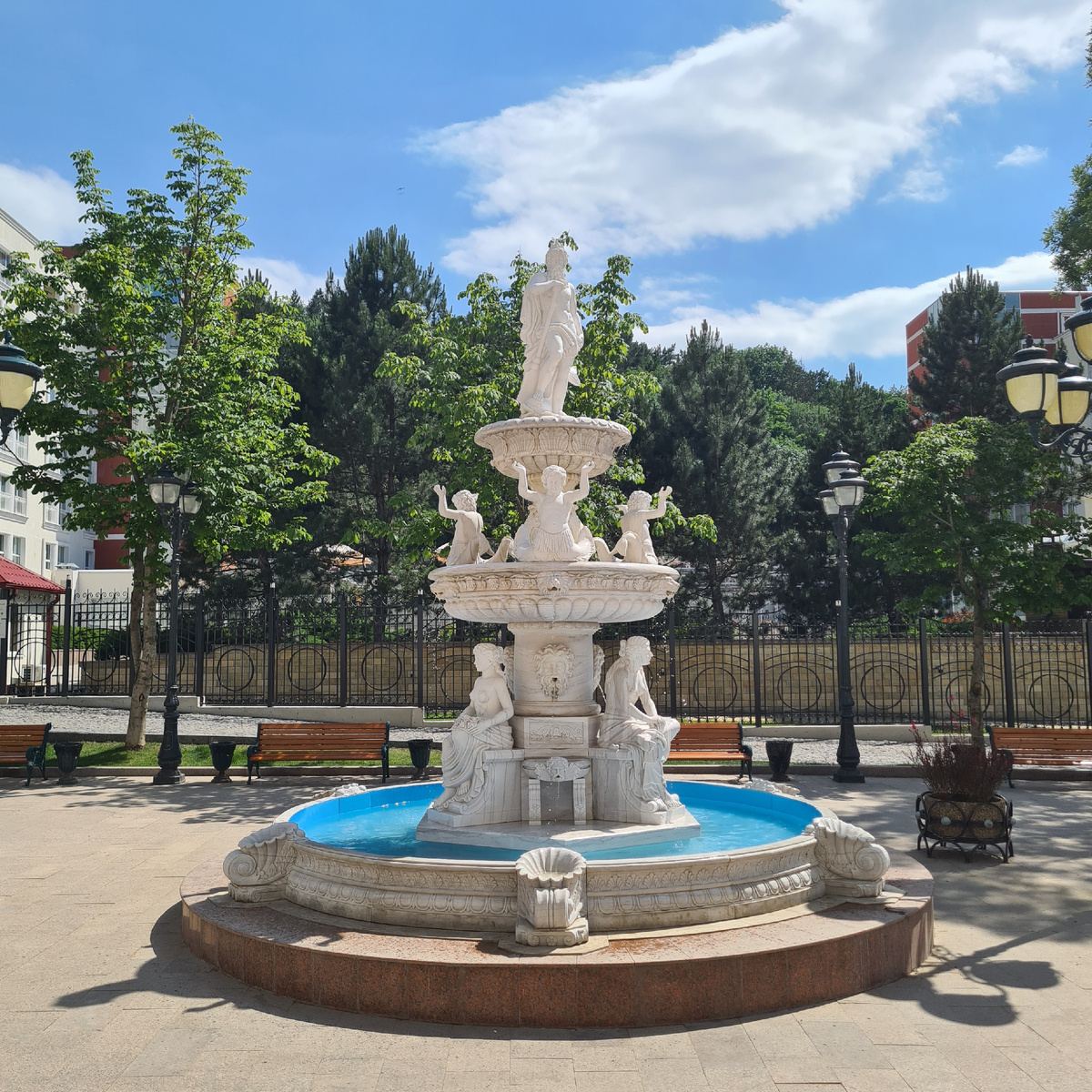 Фонтан у "Дворца нарзанов" на проспекте Ленина в Кисловодске