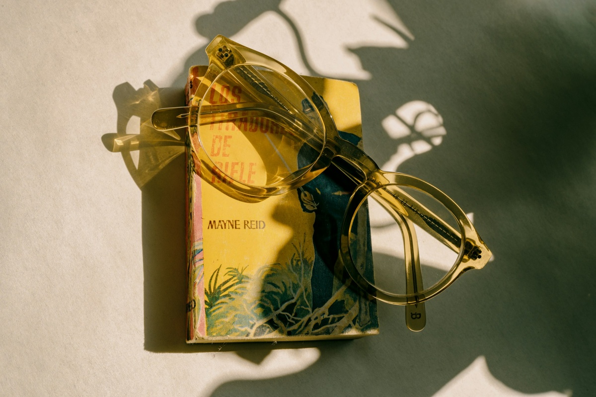 Girl with red hat - Unsplash