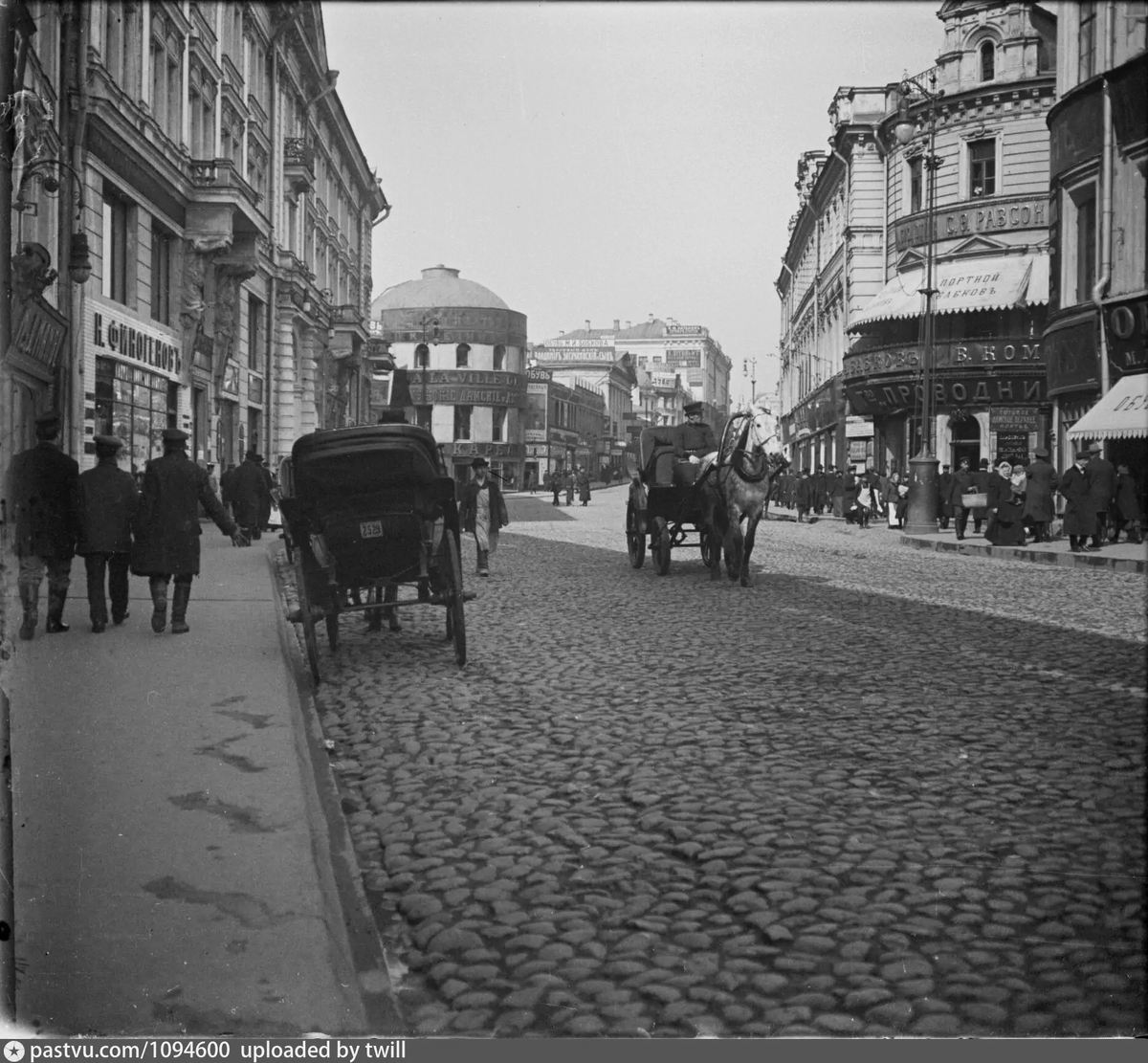 Застройка Тверской улицы около театра им. Ермоловой, 1913. Автор фото: А.А. Губарев. С сайта www.pastvu.com.