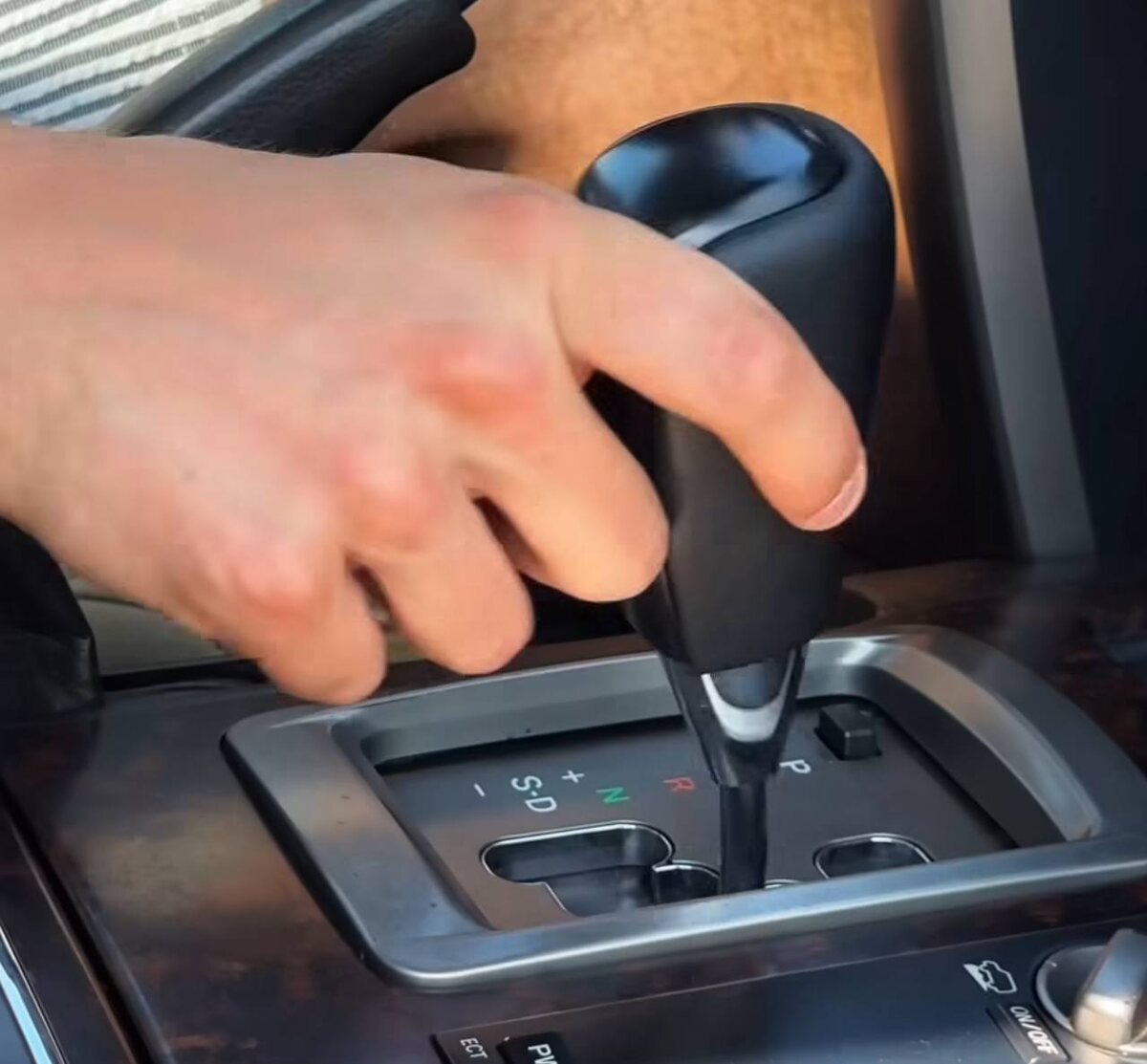 Сначала переводим селектор в режим N