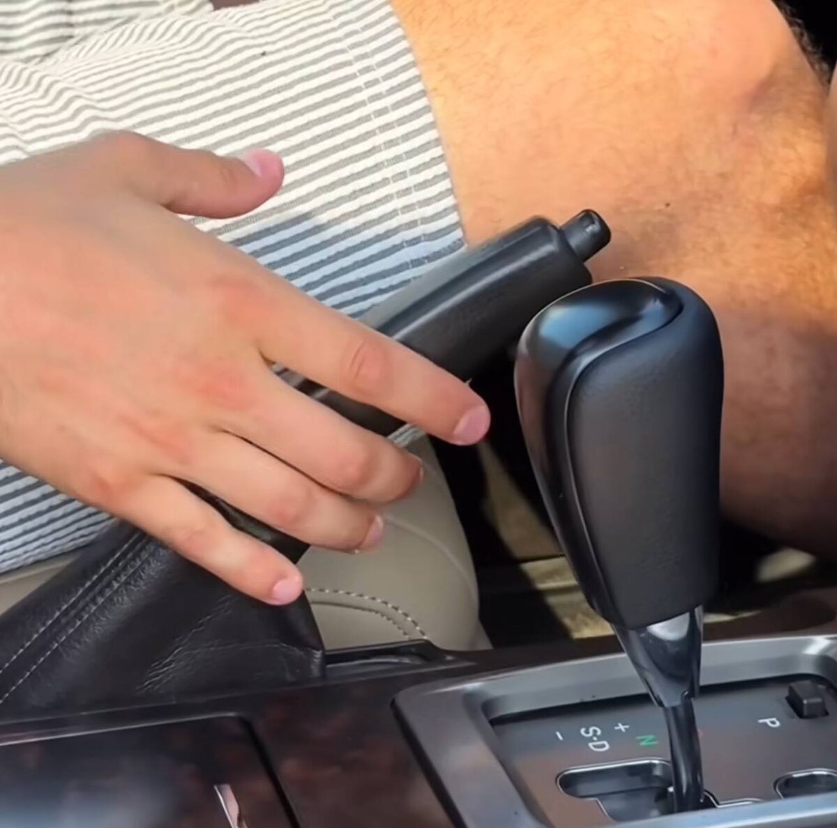 Поднимаем ручной тормоз