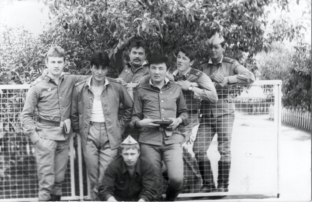 Крайний слева мл. сержант - москвич!