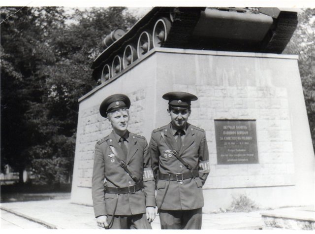 Справа мой бывший боец - гв. прапорщик Сергей Кленос! Вот такая оказалась фамилия у коренного москвича...