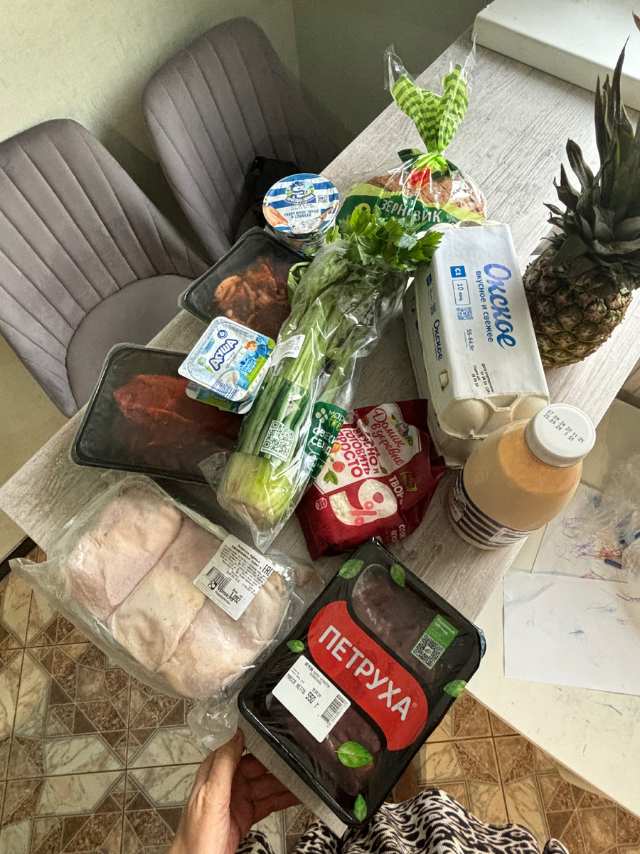 За кадром еще перцы, куриные ножки и фарш. Мясного точно хватит на 2 недели. 