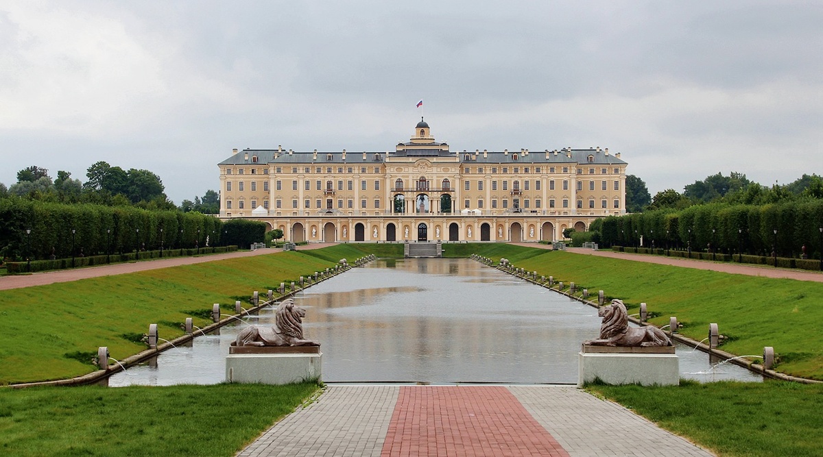 Константиновский дворец