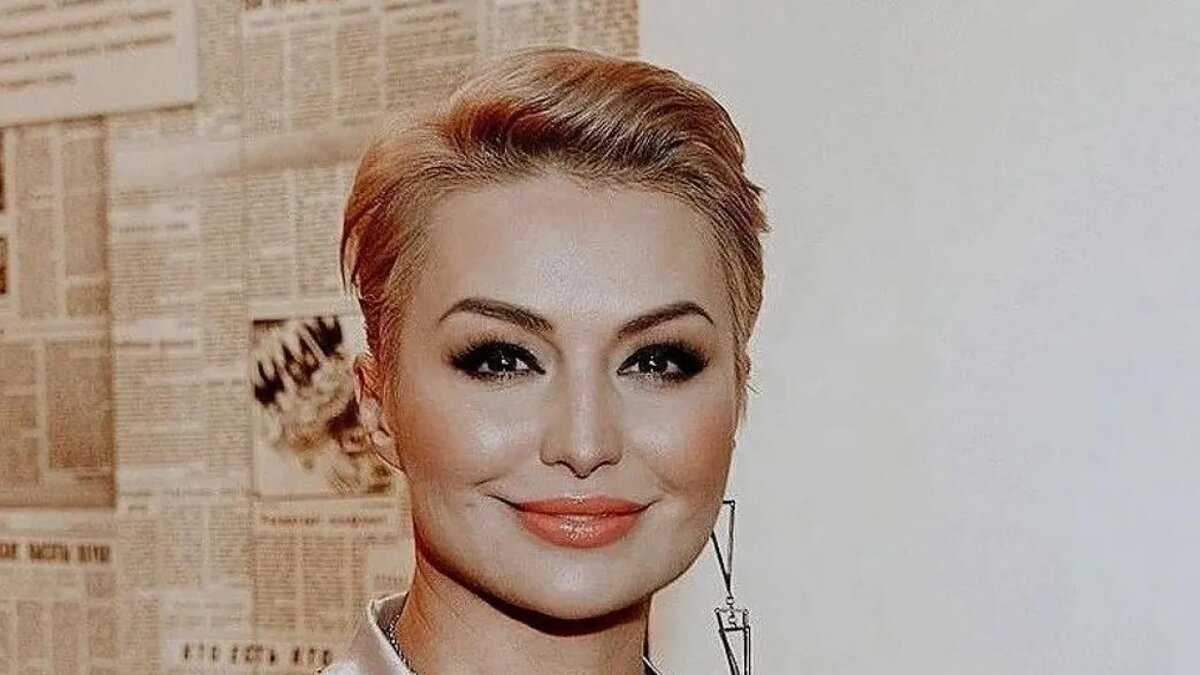    Певица Катя Лель.