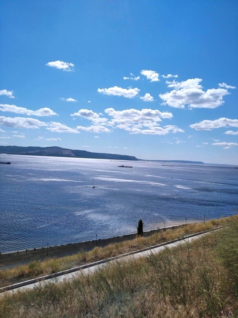 Это я снимаю с третьего уровня. На первом уровне, он вдоль воды, катаются свободно на роликах, велосипедах, досках, самокатах. На верхних двух уровнях удобно ходить или на велосипеде проехать. Иначе можно не справиться с управлением и прокатиться с горы, высота метров 20 минимум. 