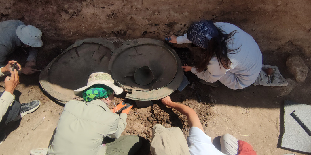 Сенсационная находка под руинами древнего урартского замка. Археологи обнаружили неповреждённые бронзовые щиты и шлем