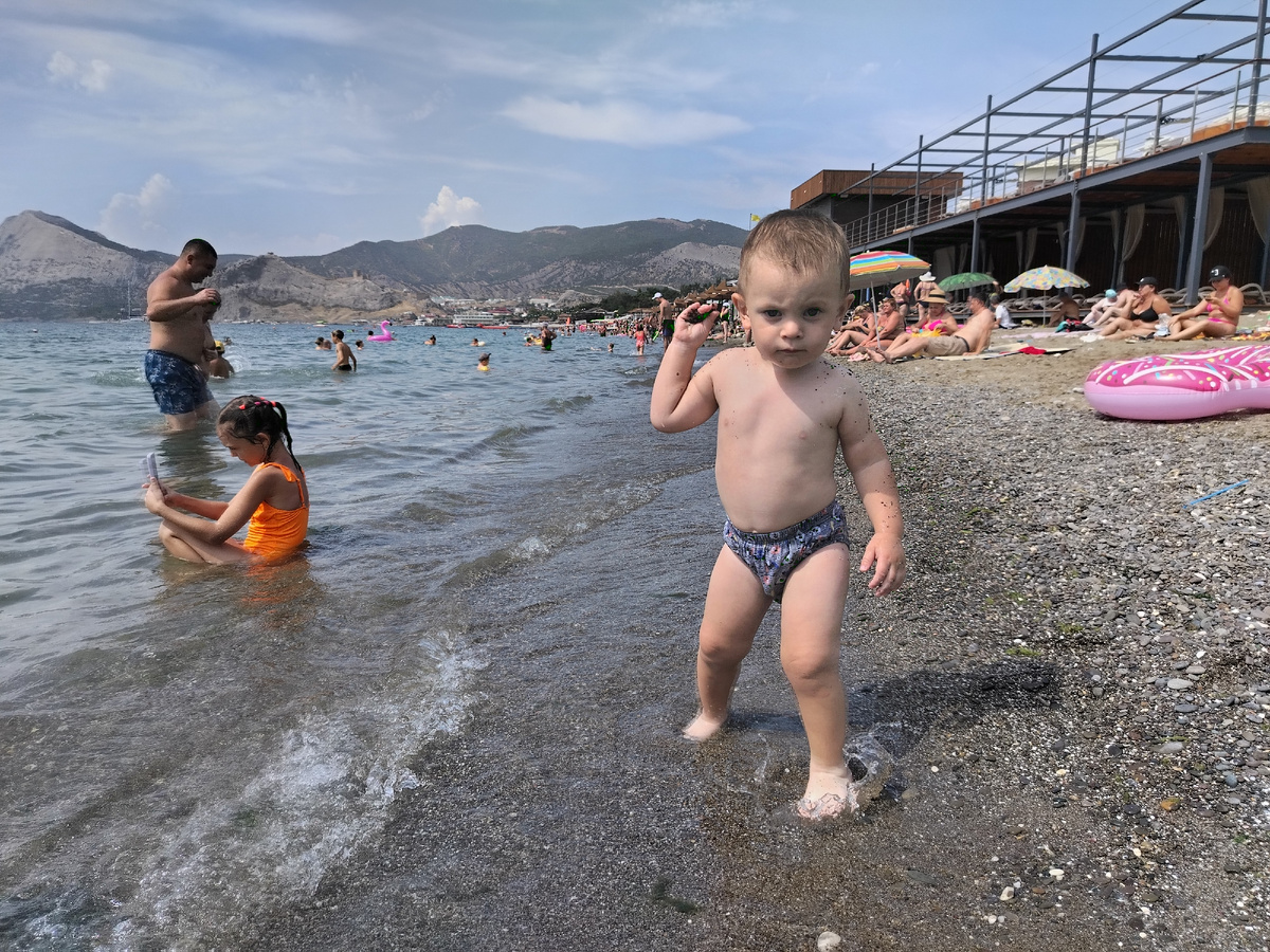 Пляж ближе к Алчаку. Галька крупнее, чем на Центральном пляже. Собственно вся береговая линия просматривается
