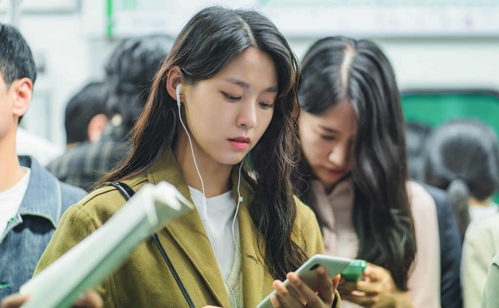 Главная героиня едет в забитом людьми транспорте на работу