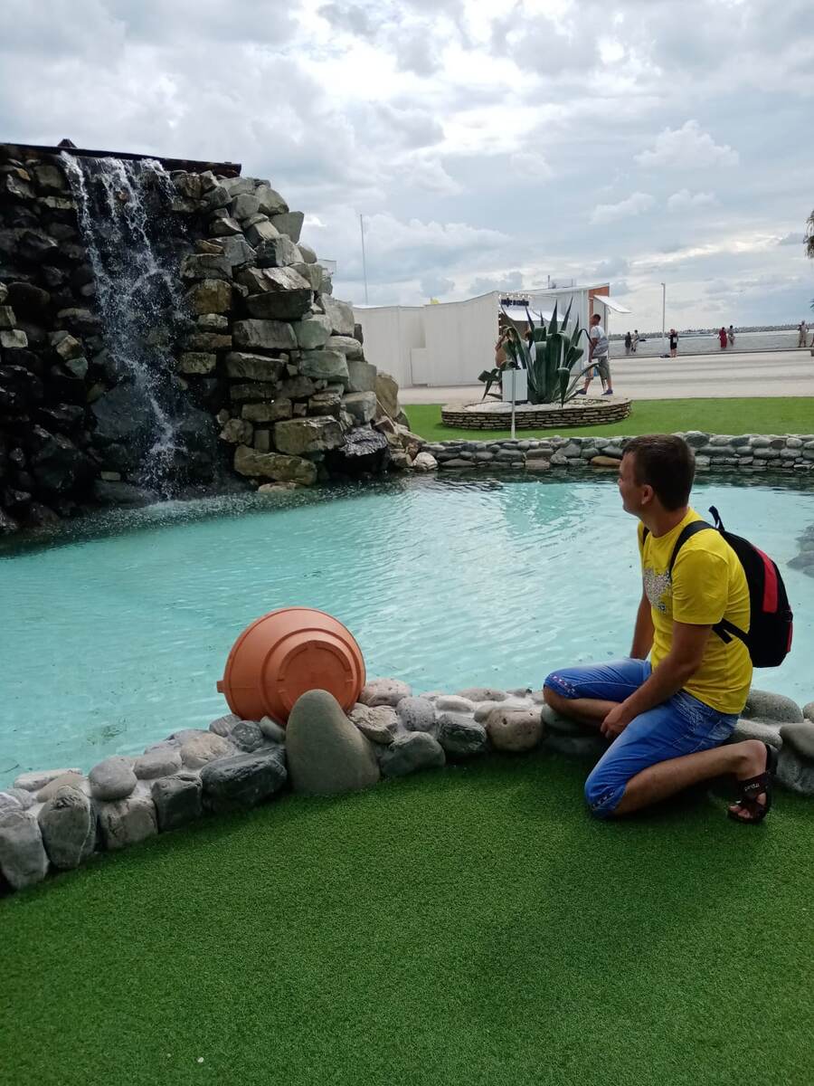 Просто посидеть и посмотреть на бегущую воду - тоже способ расслабиться